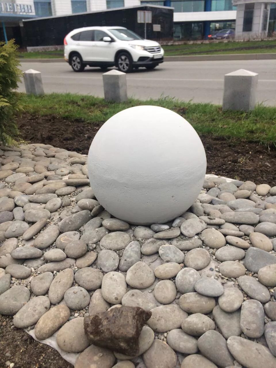 Большие бетонные шары. Бетонные шары для сада. Цементные шары для сада. Бетонный шар для сада. Шар бетонный декоративный.