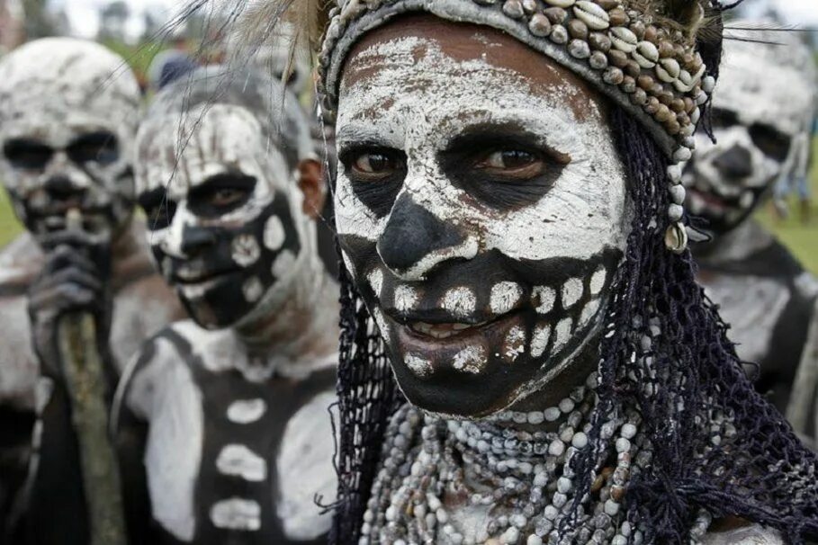 Папуа новая Гвинея каннибалы. Племена каннибалов мамбила. Племена каннибалов новой Гвинеи.