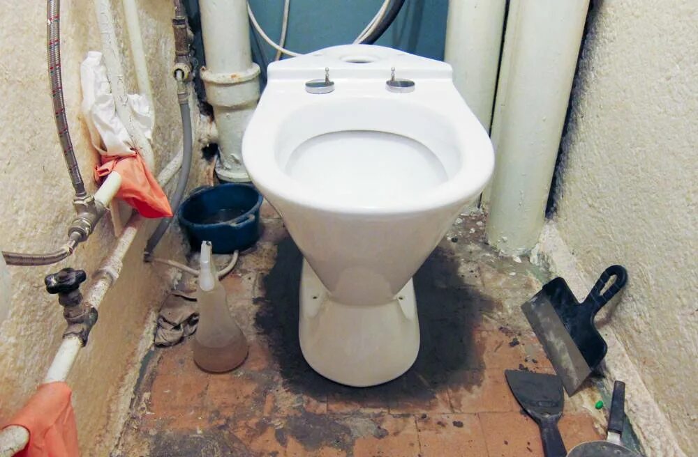 Демонтаж и монтаж унитаза. Прокладка на унитаз между бачком и унитазом. Установить унитаз. Сантехника унитазы. Демонтаж унитаза.