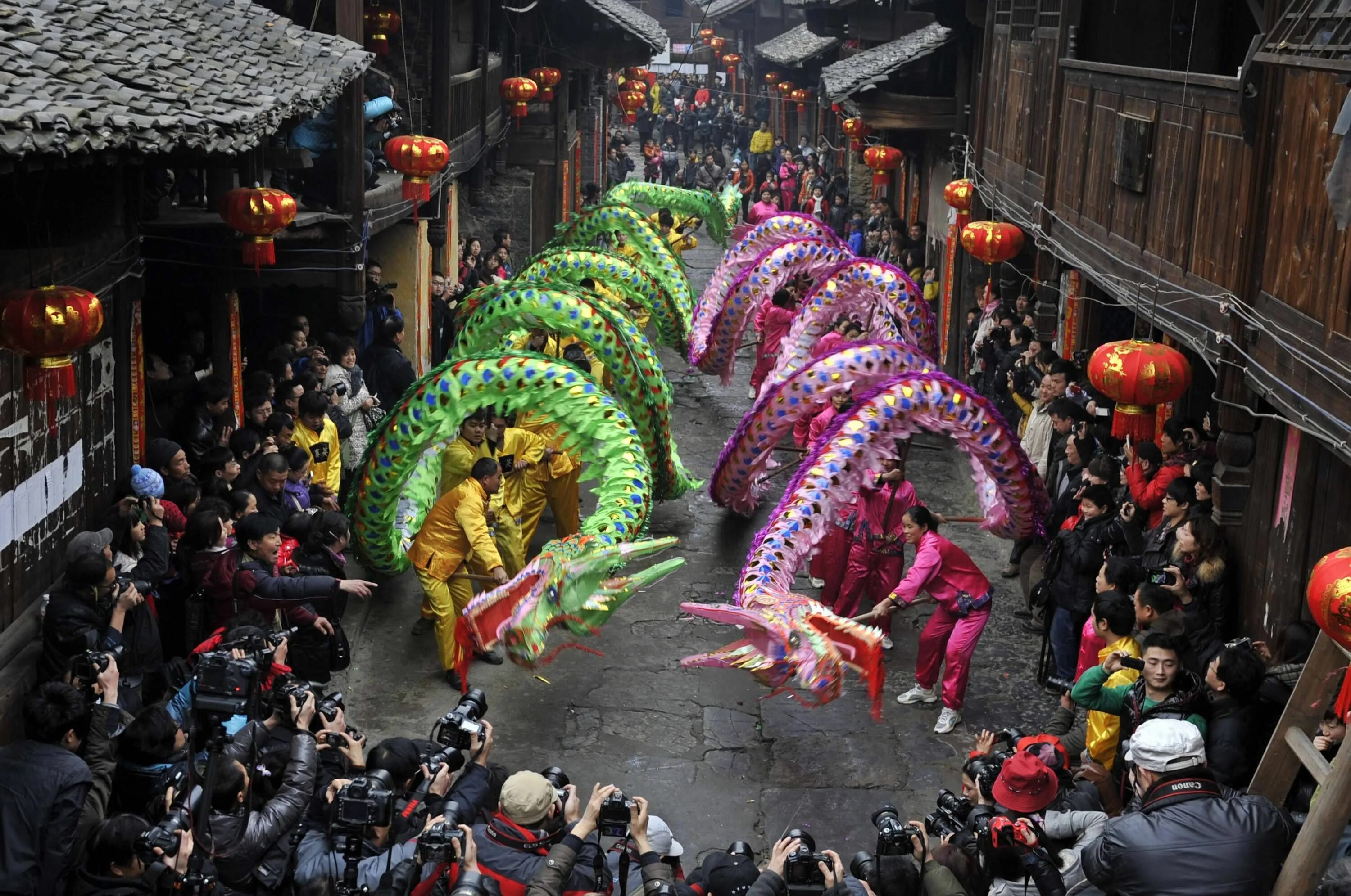 Какого день дракона. Праздник дракона в Китае. Карнавал в Китае с драконами. Карнавал Шавань в Китае. Карнавал Шавань Гуанчжоу.