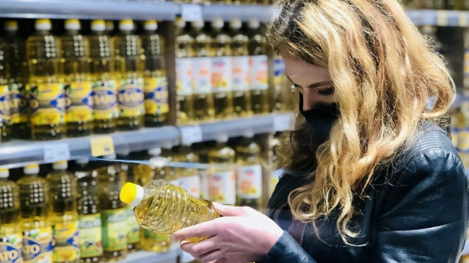 Масло подсолнечное. Подсолнечное масло на прилавке магазина. Девушка в подсолнечном масле. Белорусские продукты. Подсолнечное масло.
