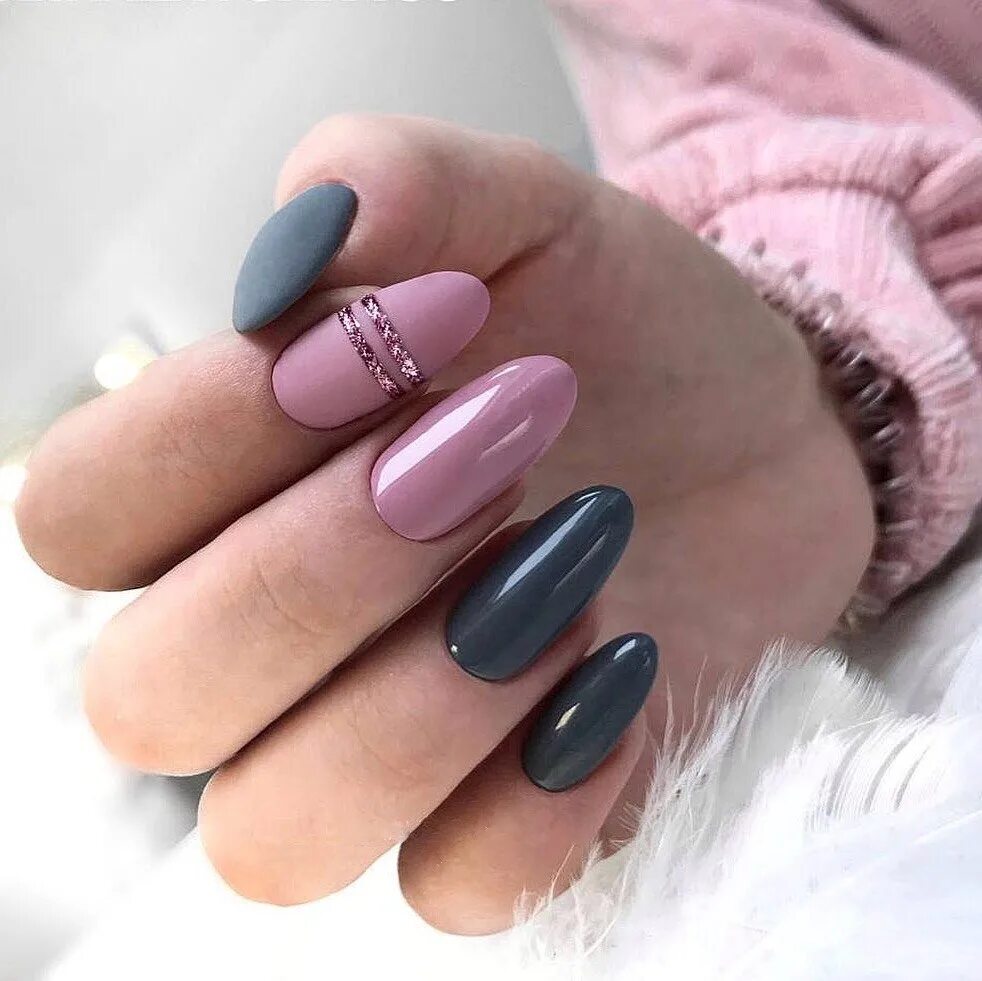 красивые цвета для маникюра. стильный однотонный маникюр. серо-розовый маникюр. модные цвета ногтей 2023. красивый цвет ногтей.