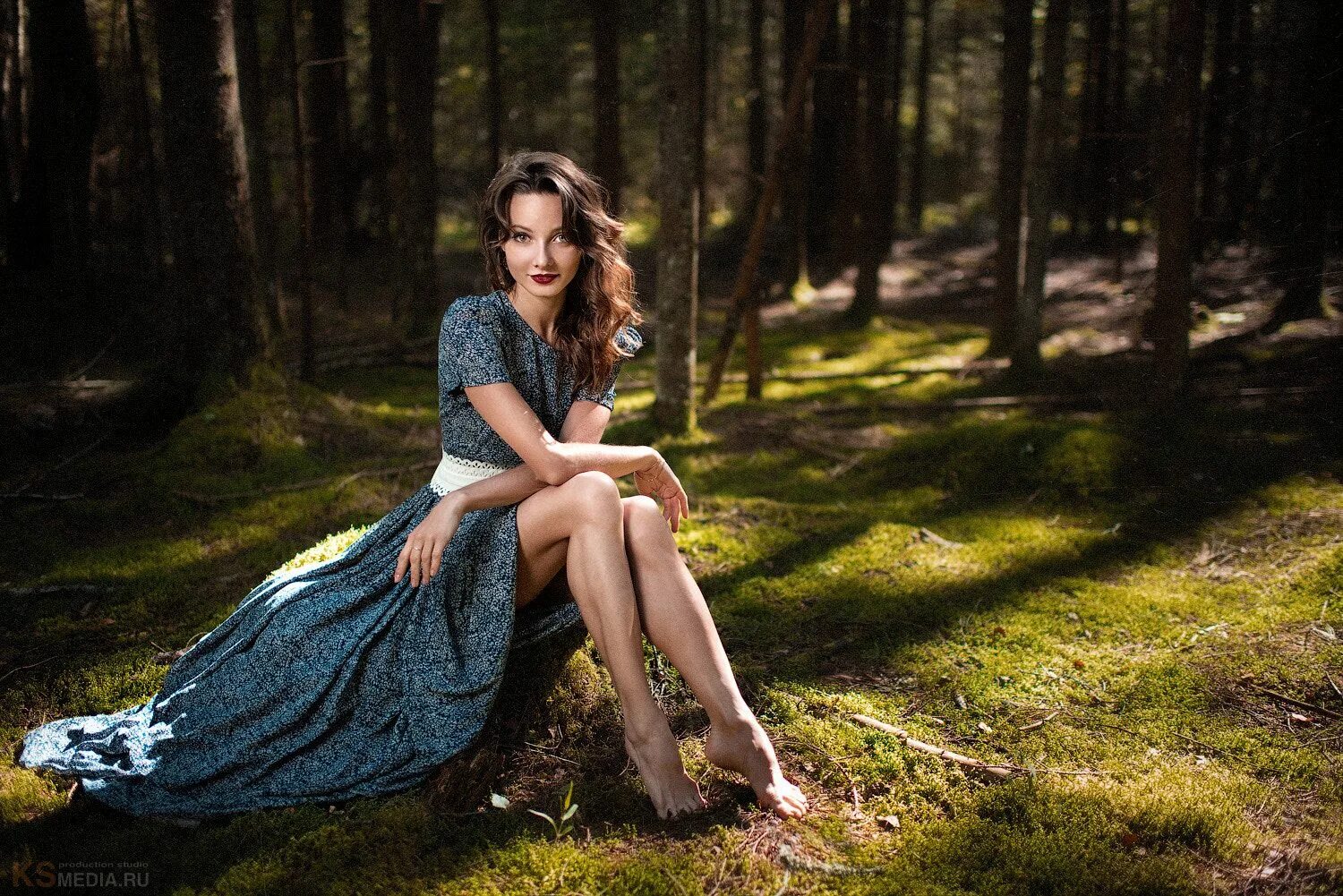 Ане лесе. Ана леса фото. Позы для фотосессии в лесу. Папоротники человек. Девушка в платье портрет.