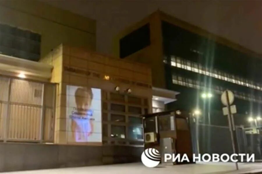 Американское посольство в москве. Инсталляция на американском посольстве. Посольство сша в москве z. Посольство сша в мадриде. Видео американского посольства.