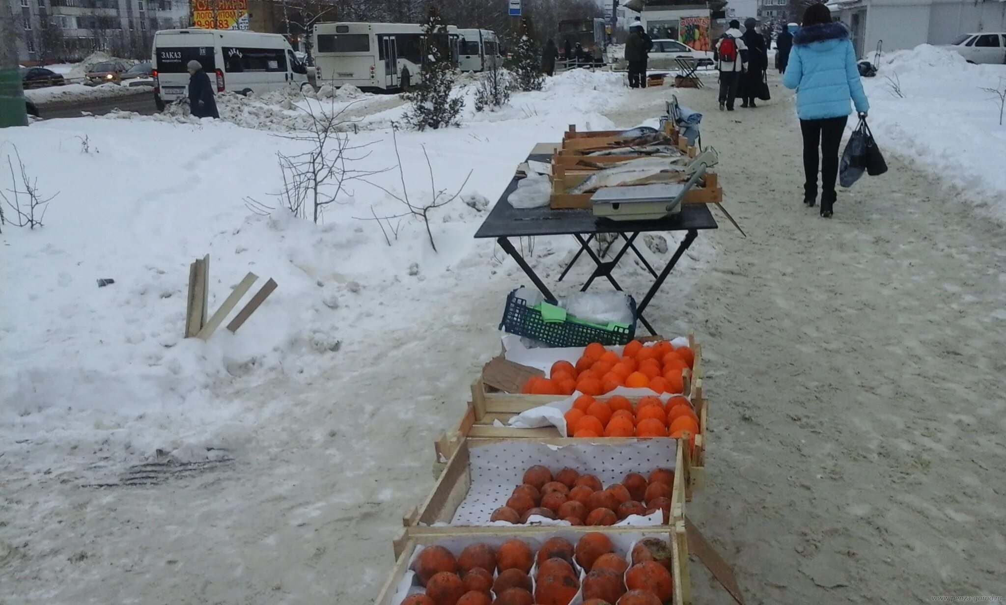 Торговля в неустановленном месте. Торговля в неустановленных местах. Торговля в неустановленном месте. Стихийная торговля в симферополе. Несанкционированная торговля в неустановленных местах.
