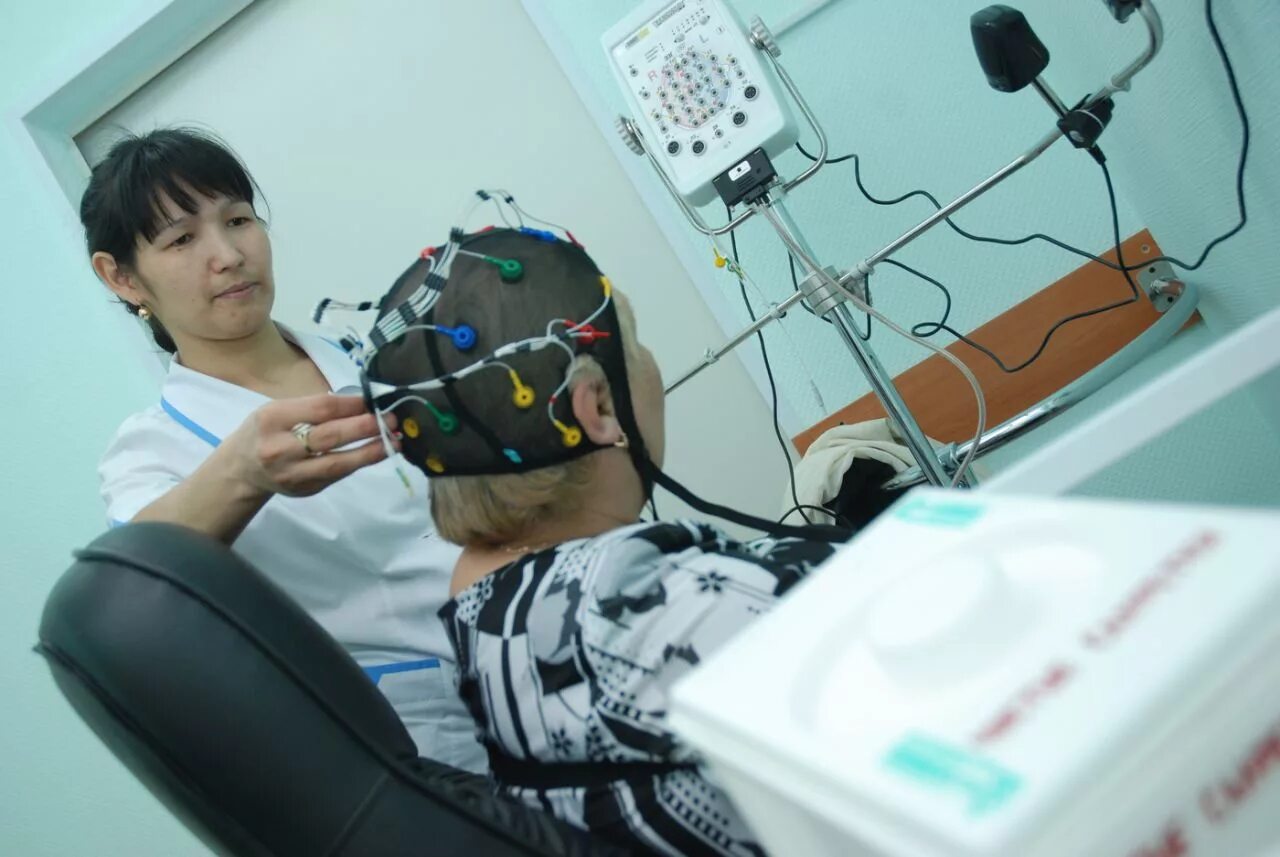 Какой врач лечит эпилепсию. Датчик ЭЭГ. Аппарат для выявления активности мозга. ЭЭГ головного мозга в поликлинике Севастополь. ЭЭГ аппарат в Златоустовской детской больнице.