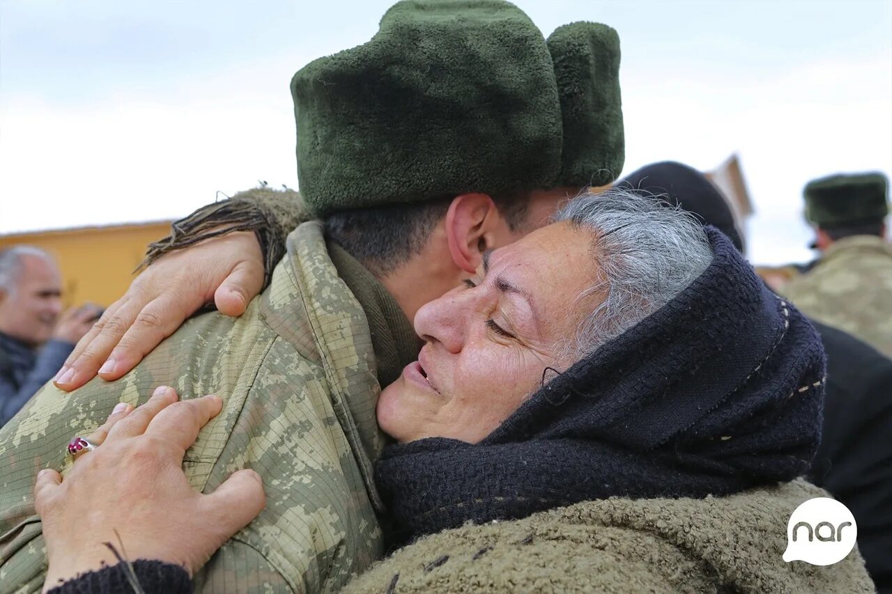Проезд солдатских матерей. Мать солдата. Мать провожает солдата. Мама обнимает солдата. Мать обнимает солдата.