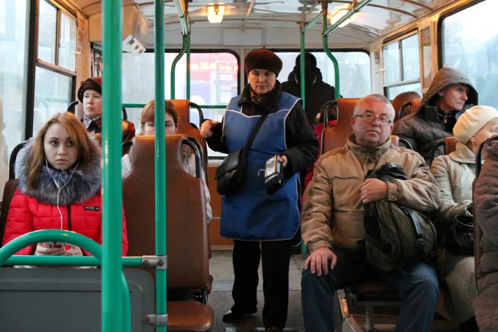 Чел транспорт. Кондуктор в общественном транспорте. люди в троллейбусе. пассажиры в троллейбусе. кондуктор троллейбуса.
