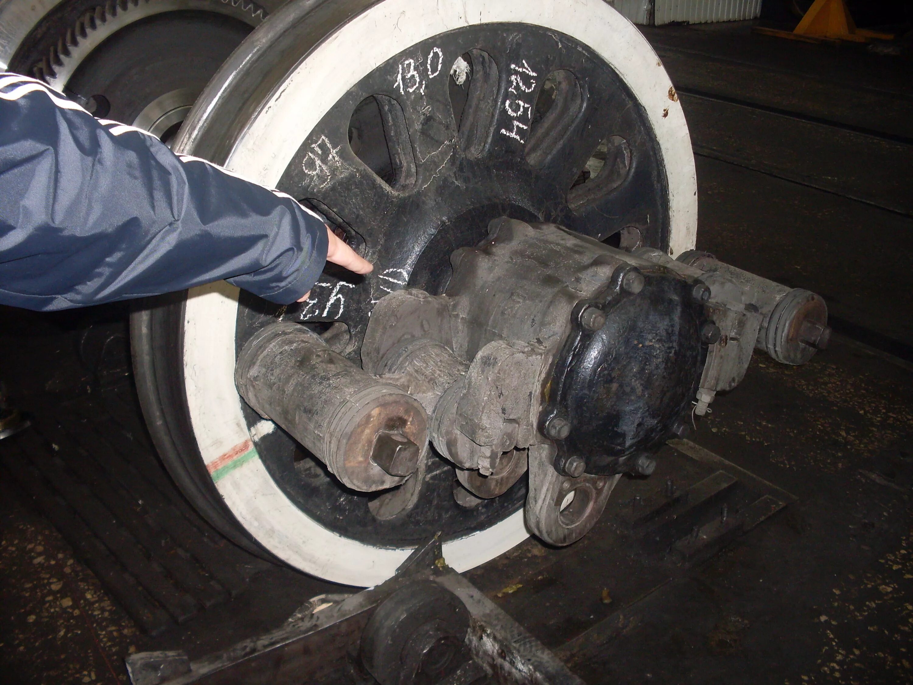 Устройство колесной пары схема. Колесная пара электровоза эп1. Радиальное отверстие это. Смазка колесной пары. Смазка в буксовом узле обводненная.