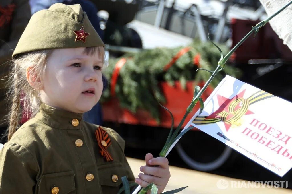 День победы для детей 4 5. День Победы для детей. Дети в военной форме. Дети в военной форме на 9 мая. Малыши в военной форме на 9 мая.