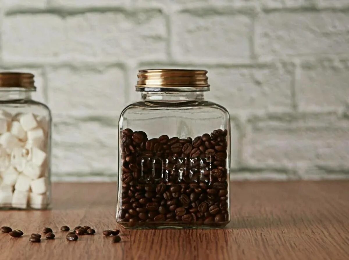 Кофе в стеклянной баночке. Кофейные зерна в стеклянной банке. Баночка для хранения кофе. Банка для кофейных зерен.