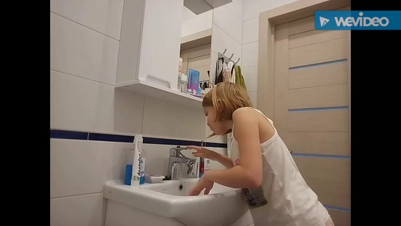 Мама переодевается в комнате. My morning routine моё утро. мое утро ок. переодевается в ванной комнате. моё утро в школу.
