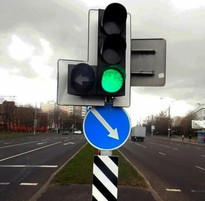 Дополнительная зеленая стрелка на светофоре налево. Светофор. Светофор с дополнительной секцией. Светофор с поворотом. Светофор по полосам.