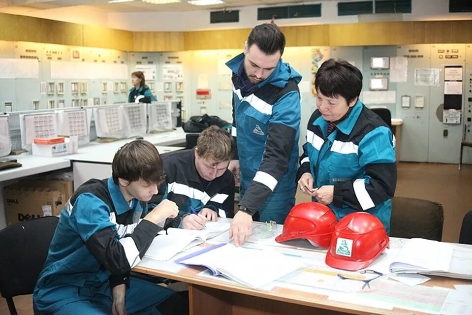 Сколько практика у студентов. Студенты на предприятии. Практика на производстве для студентов. Практика в вузе. Практиканты на предприятии.