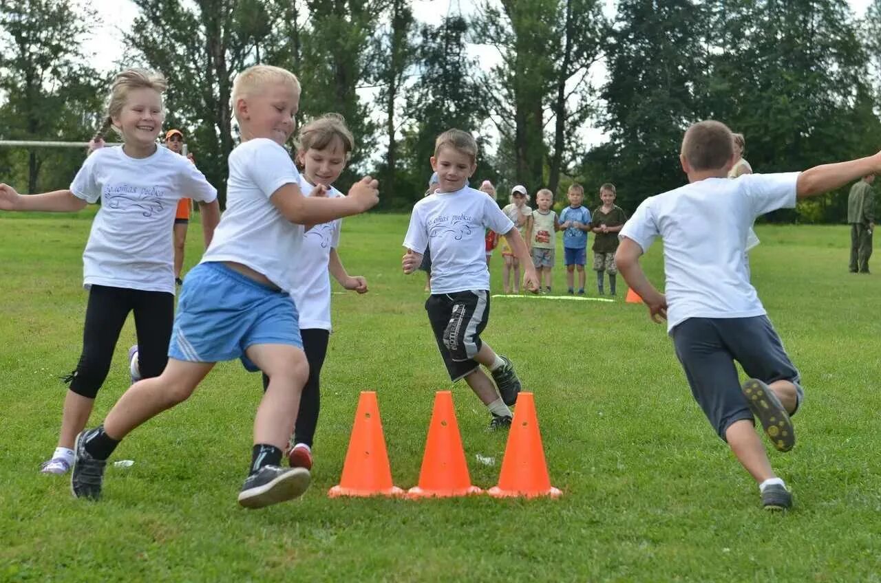 Игры летом в школе. Спортивные соревнования для детей. Спортивные мероприятия для детей. Подвижные игры для детей. Спортивные состязания для детей.