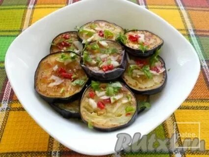 Обжаренные баклажаны с помидорами и чесноком