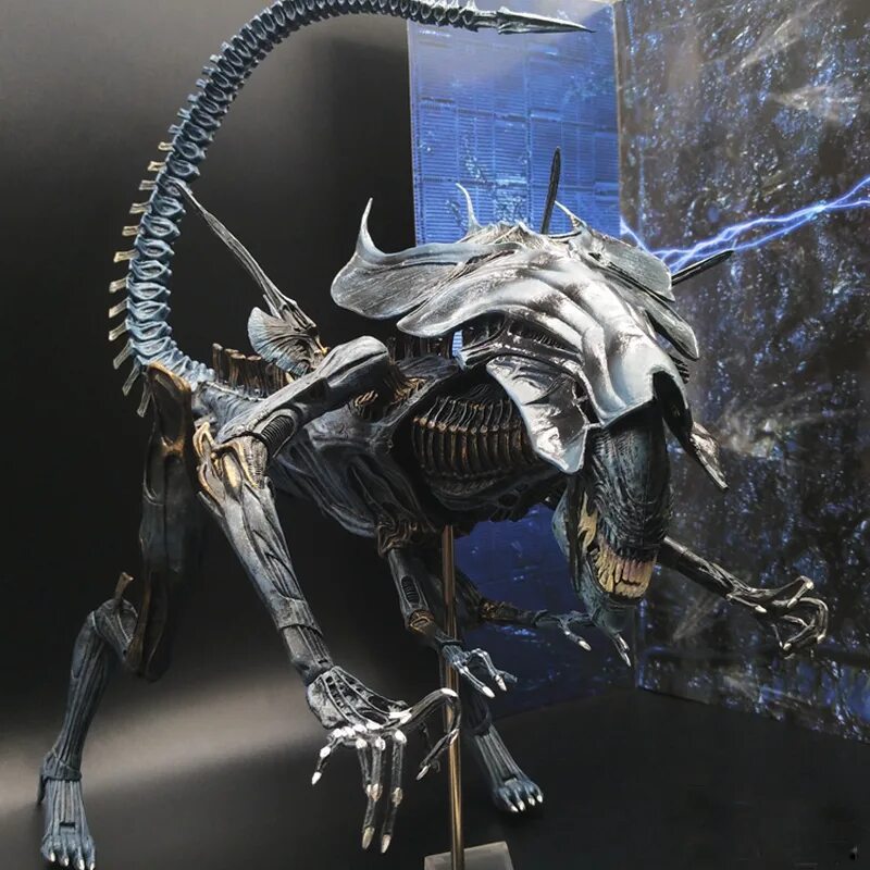 Фигурка королевы чужих NECA Alien. Королева чужих NECA. Alien vs Predator Королева чужих. Королева чужих AVP фигурка. Королева хищников управляет своим войском