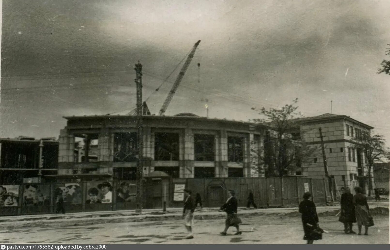 Площадь советская симферополь сквер. Старый цирк в горьком. В каком году построили симферополь. Симферополь 20 век. Вокзал симферополь 1950.