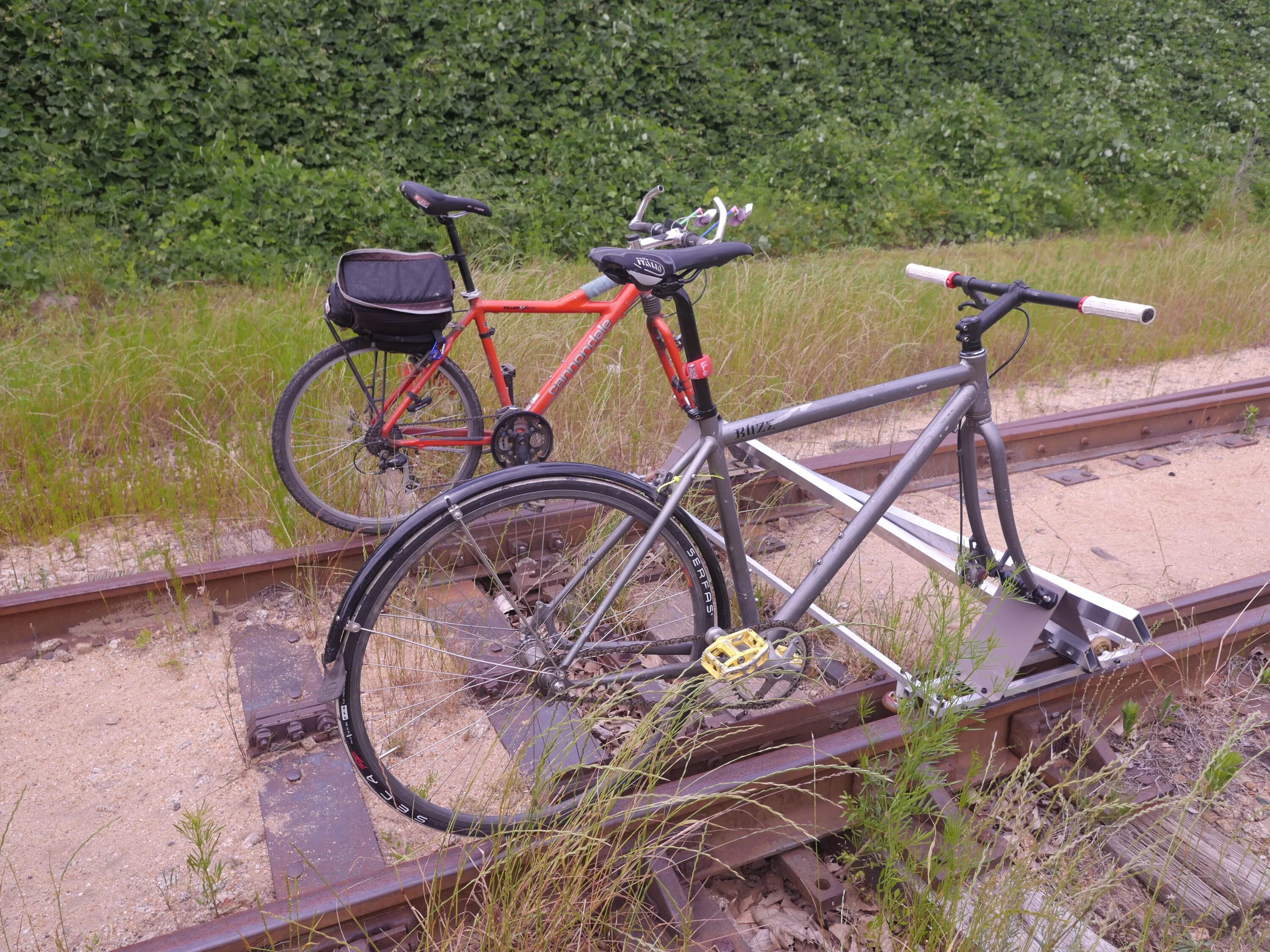 Как соединить велосипеды. Велосипед урал тандем. Соединить 2 велосипеда. Велосипед параллельный тандем. Параллельный велотандем.