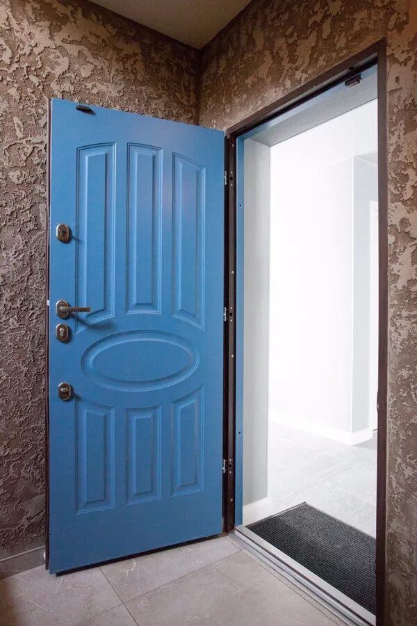 Входная дверь в квартиру купить двери альянс. Дверь входная виквартиру. Двери Квари. Входная дверь в квартит. Дверь в квартиру.