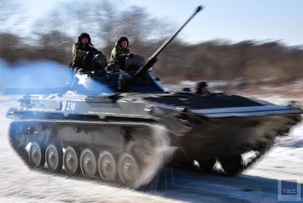 Бмп экипаж 2 человека. Экипаж бмп 2. бмп-2 морской пехоты. бмп 2 с пехотой. бмп 2 зима.