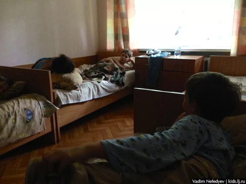 Спящий мальчик в лагере. Спящие мальчики. Дети спят в лагере. Мальчики спят в лагере. Мальчики спят в лагере.