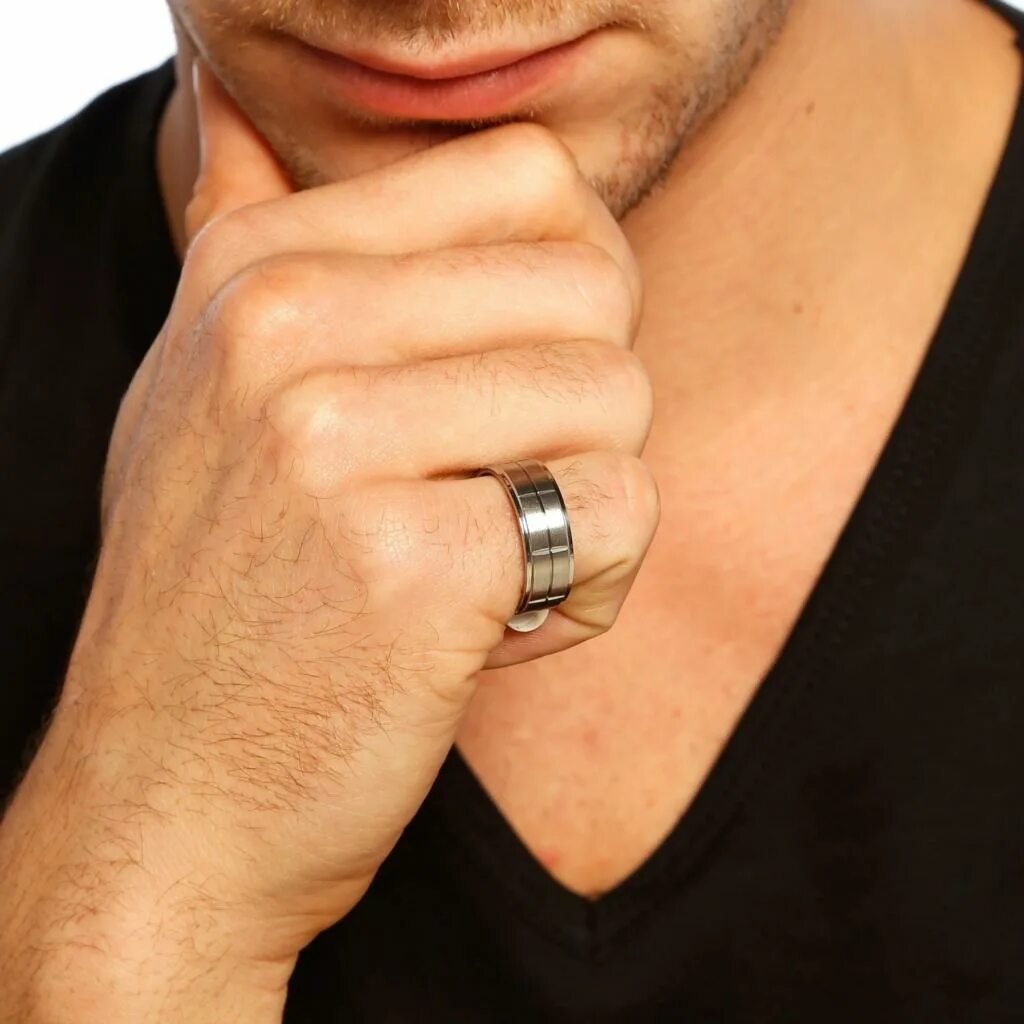 Парень носит кольцо на правой руке. Мужской перстень на руке. Перстни джонни депп. Мужское кольцо на указательный палец. Кольцо на палец мужское.