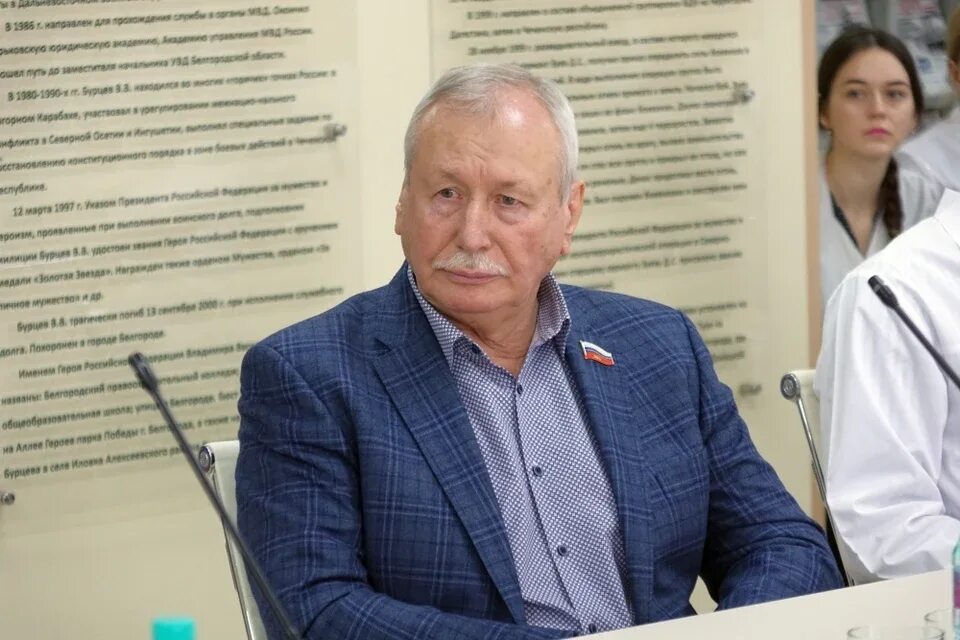 Мемориальная аудитория владимира федоровича куликовского. Мемориальная аудитория владимира федоровича куликовского. Куликовский врач белгород. Сотрудники компании куликовского. Мемориальная доска белгород.