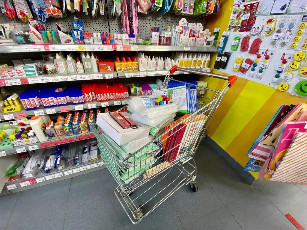 Читай город красноярск. Читай город ейск. Читай город продавец. Ейск подарочный магазин. Аниме магазин в ейске.