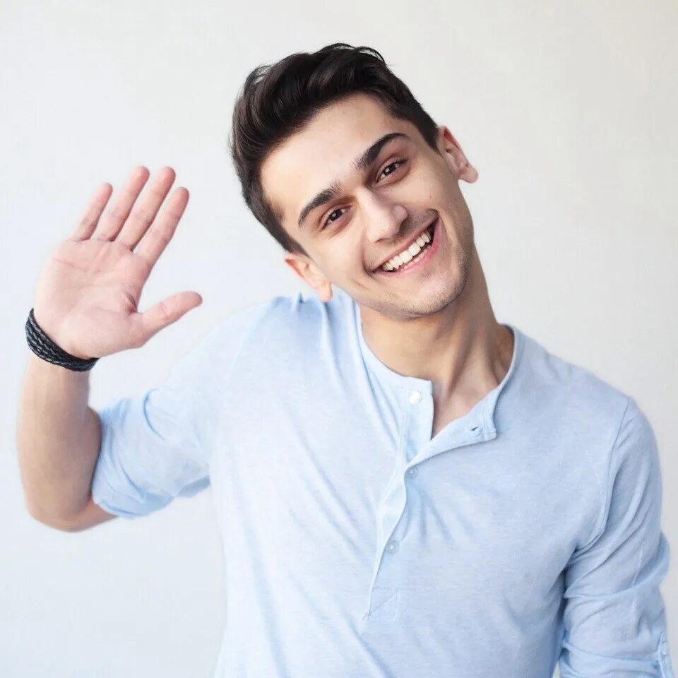 Его зовут ему 5 лет. В семье четверо детей им 5. Загадки про сказочных персонажей. Презентация меня зовут. Его зовут ему 5 лет.