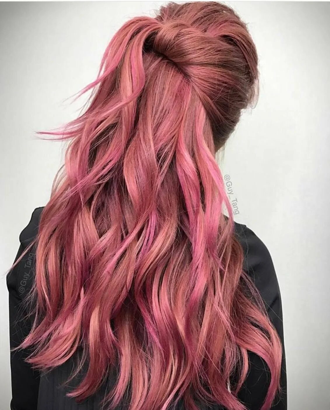 Роуз Голд цвет волос. Роуз Голд балаяж. Розовые волосы. Коричнево розовые волосы. Розово волосый