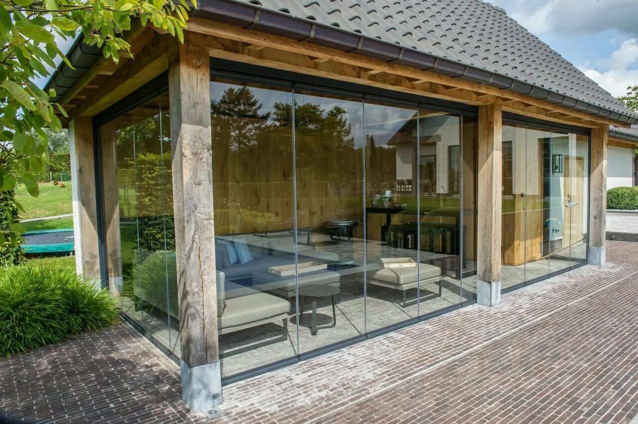 Алютех 100 остекление террасы. Безрамное остекление lumon беседок. Безрамное остекление террасы. Безрамное остекление веранды. Слайдинг безрамное остекление.