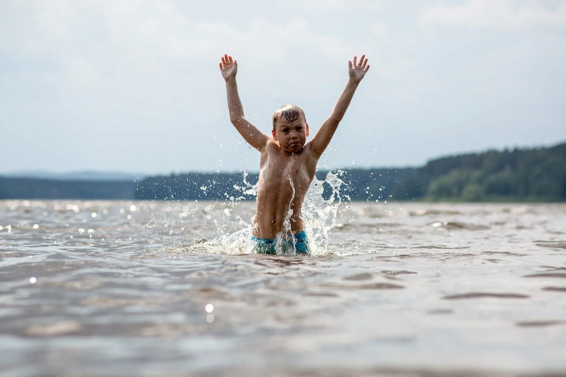 Купается на природе. Купание. Купание в открытых водоемах. На пляже купание. Лето купание.