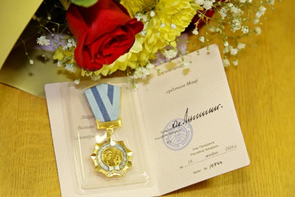 Ордена Лукашенко. Лукашенко вручает награды. Зико награда мама.