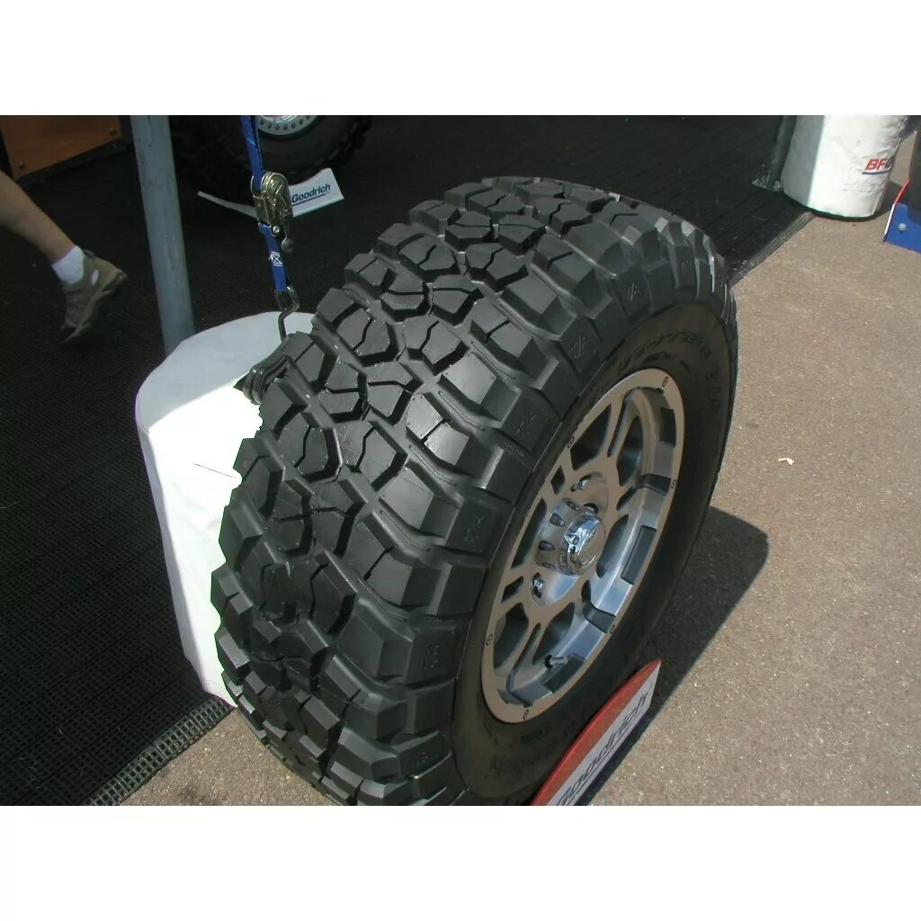 Купить грязевую резину на 15 радиус. BFGOODRICH Mud Terrain t/a km2. BFGOODRICH Mud Terrain t/a km2 225/75 r16 110q. Шины BFGOODRICH Mud-Terrain t/a km2. BFGOODRICH Mud-Terrain km2 305/70 r16.