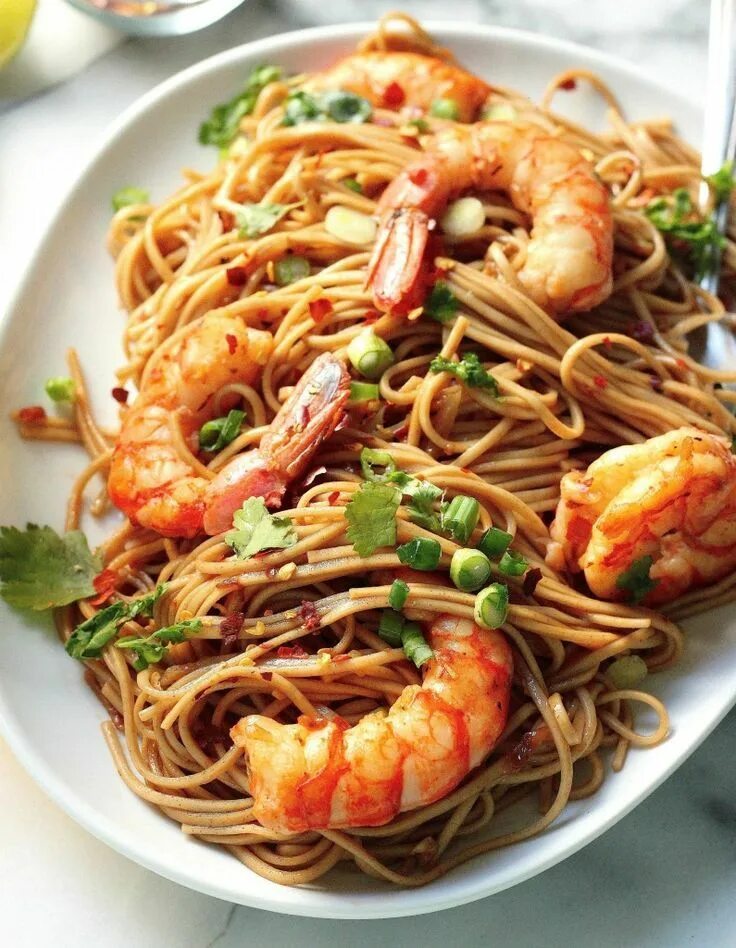 Соба еда. Wok гречневая лапша с морепродуктами. гречневая лапша соба. гречневая лапша с креветками. тошикоши соба.