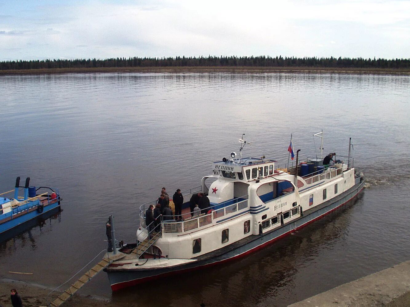 Усинск судно. Теплоход усинск. Теплоход ладога усинск. Теплоход светлый усинск. Баржа речная ст57.