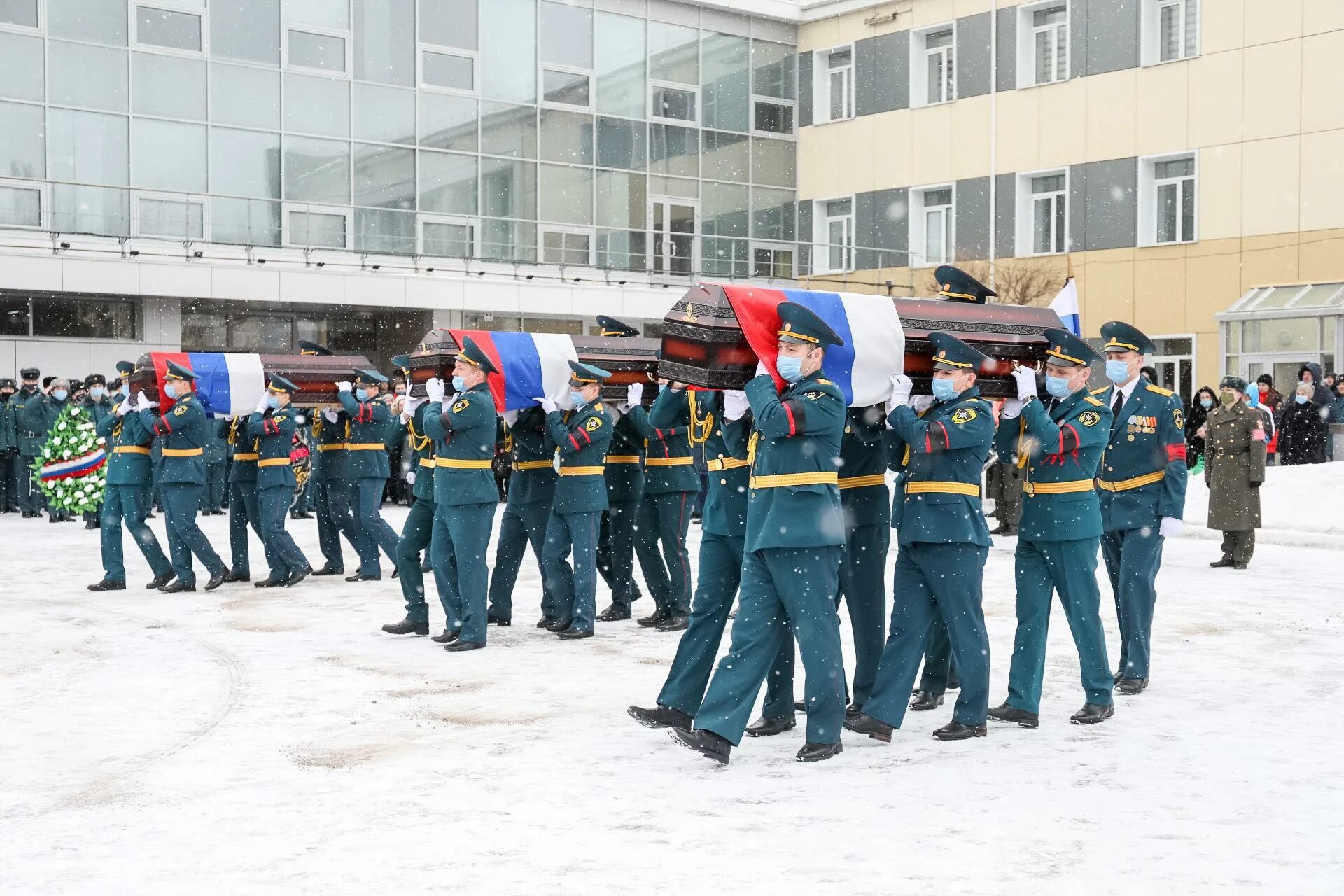 В барнауле простились с пожарным. Красноярск простился. Милиционеры при исполнении. В красноярске простились с тремя полицейскими, погибшими. Красноярск простился.