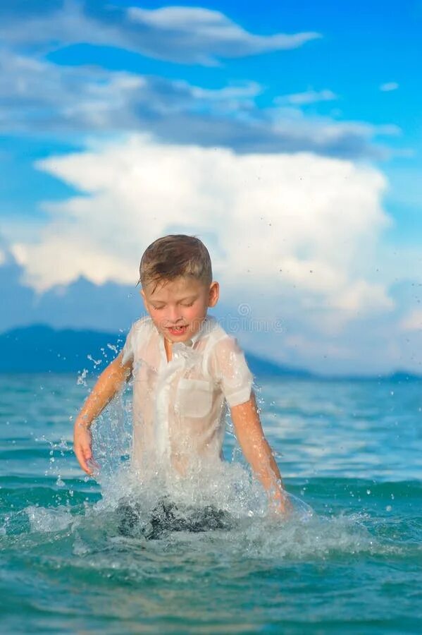 Мокрая плавка. Мокрый мальчик. Мальчишки в мокрой одежде. Мальчик 5 лет в мокрых. Подгузник мальчик мокрый.