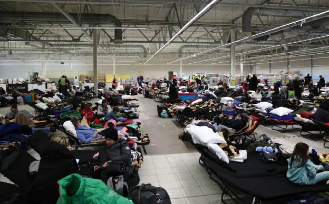 Украинцам выплатят. Украинцам выплатят. Украинцам выплатят. Украинцам выплатят. Фото переселенцев из херсонщины.