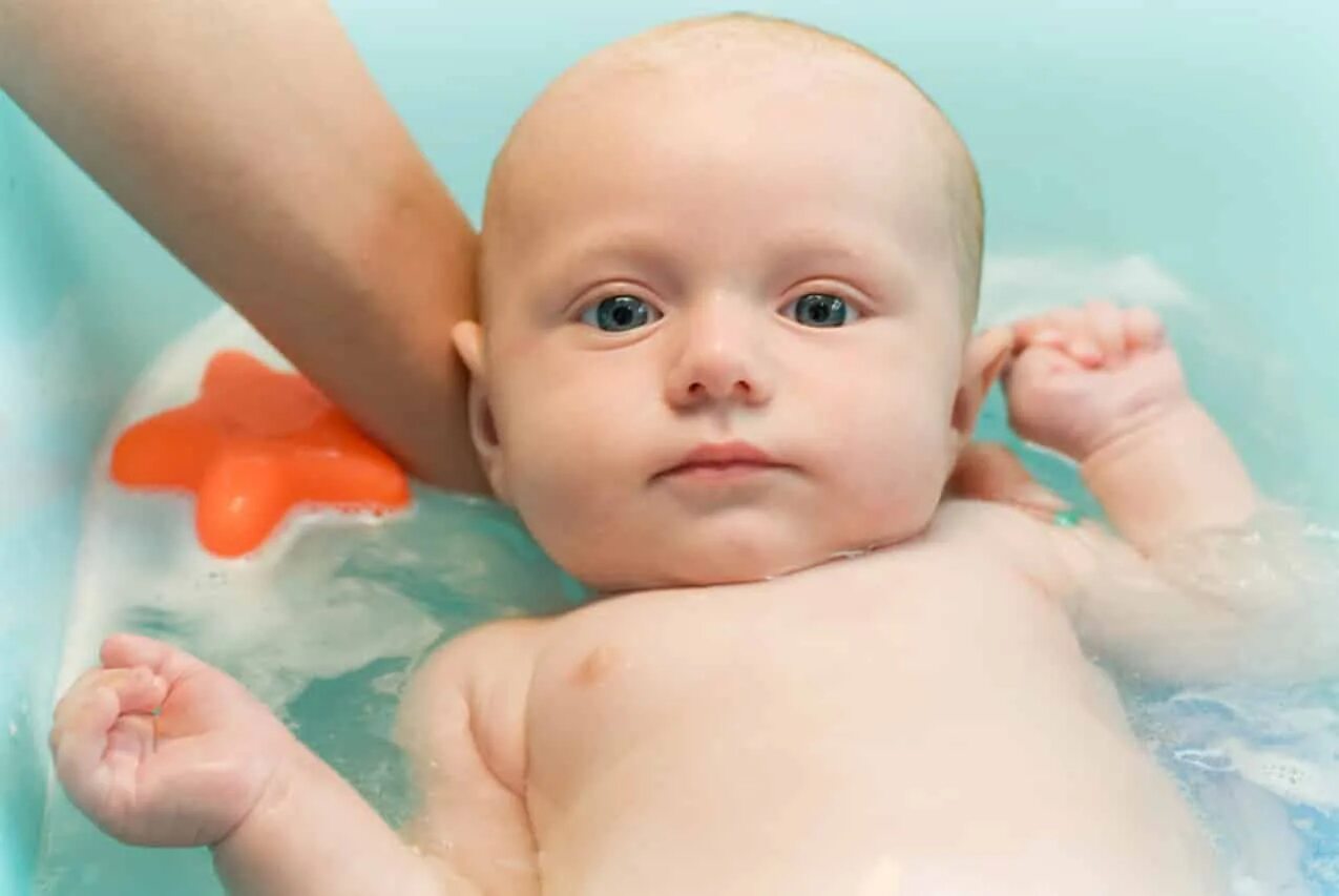 Можно ли купать при насморке. Купание малыша. Для купания новорожденных. Купание малыша после роддома. Первые купания новорожденных.