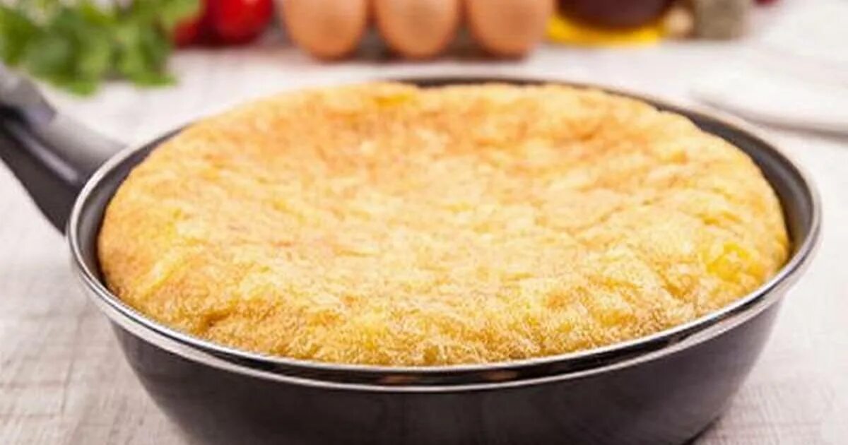 пышный омлет на сковороде. омлет с мукой. омлет с хлебом на сковороде с молоком. омлет с мукой на сковороде. пышный омлет на сковороде.