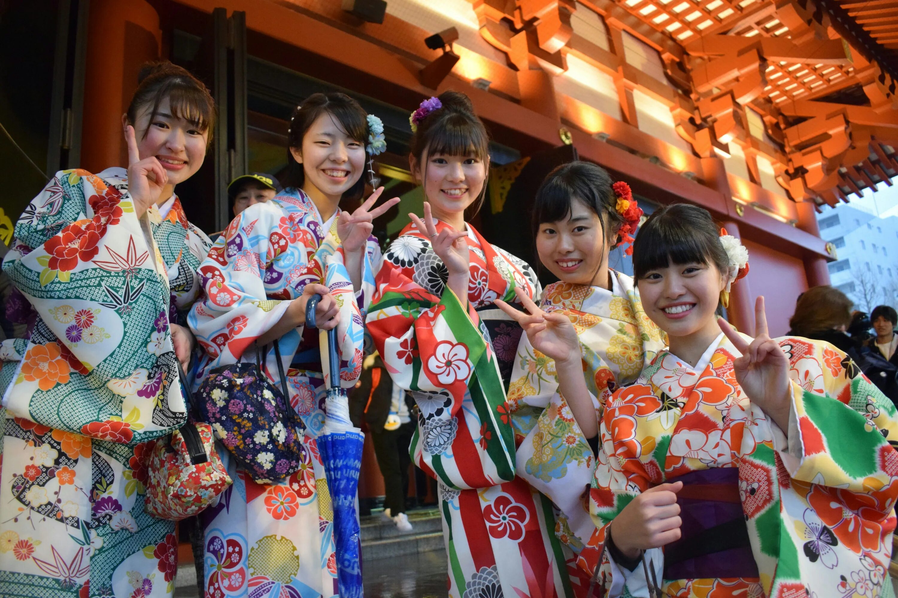 Ролики японских жен. Фестиваль Касуга Мацури. Японки Токио юката. Национальная одежда кимоно в Токио. Япония люди в кимоно.