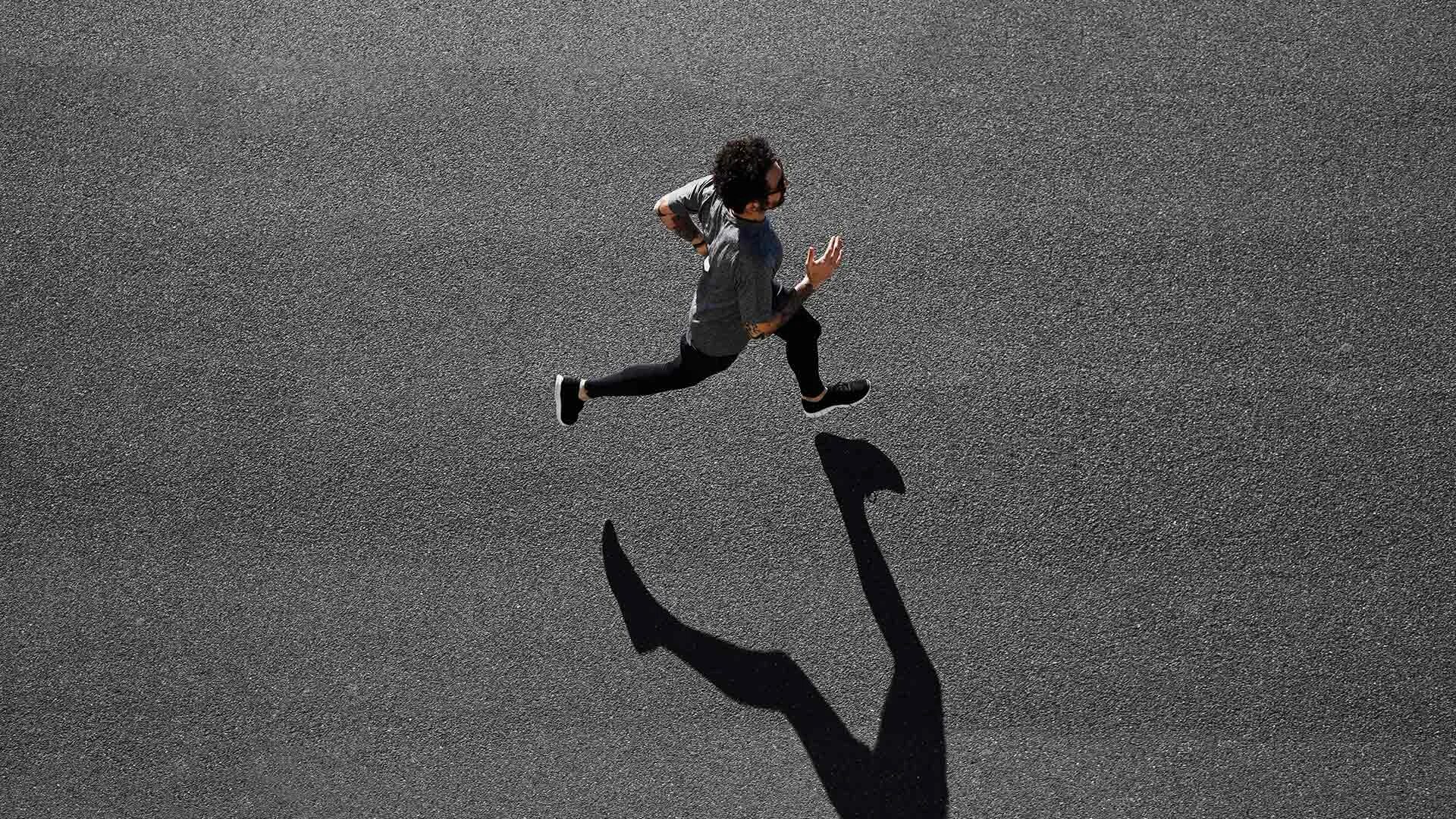 Saucony introduces. Человек бежит вид сверху. Бегущий человек сверху. Бегун вид сверху. Марафон бег.
