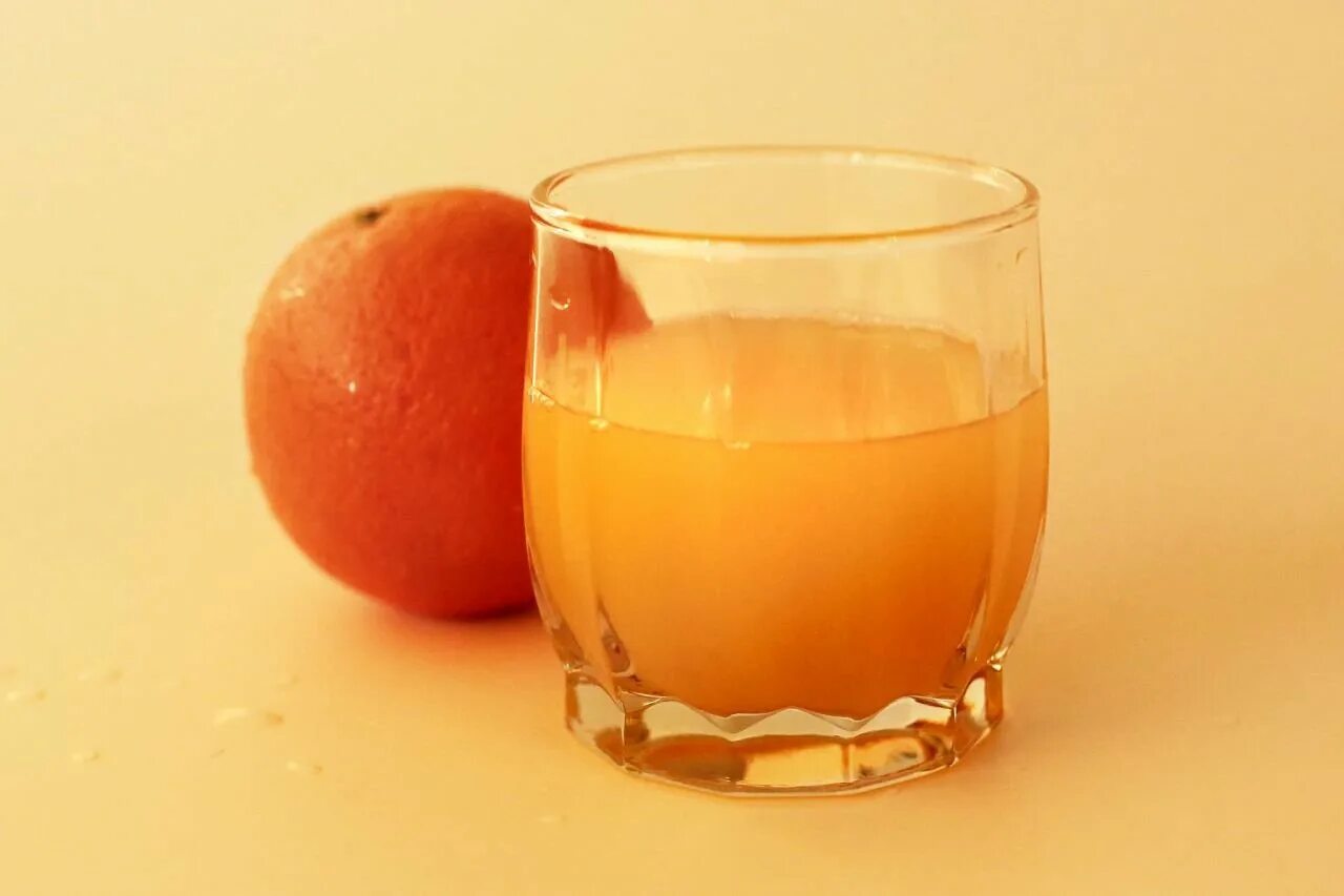 Апельсин сок польза. Немного апельсинового сока. Немного сока. Сок Допей. Разбавленный апельсин.