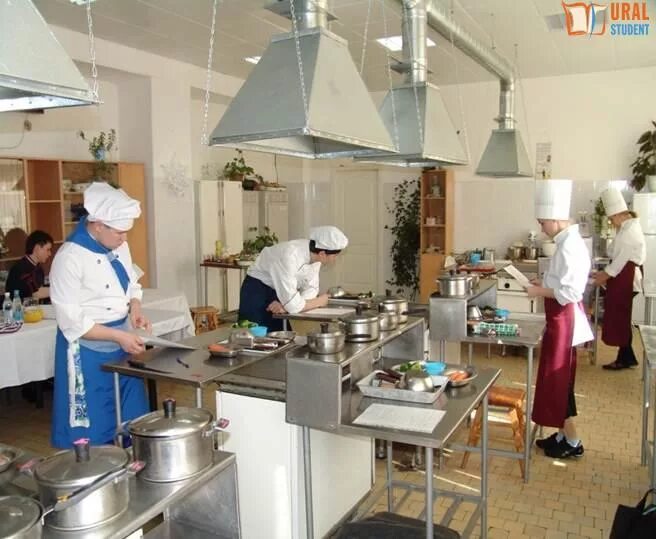 Повар образование средне специальное. Екатеринбургский торгово-экономический техникум повар кондитер. казанский колледж повар кондитер. торгово экономический техникум лаборатория для поваров. ургэу повар кондитер.