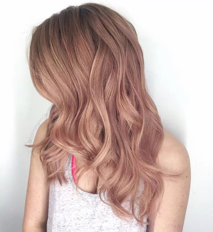 Rose blonde. Роуз Голд балаяж. Роуз Голд цвет волос. Клубничный блонд балаяж. Клубничный блонд болояж.