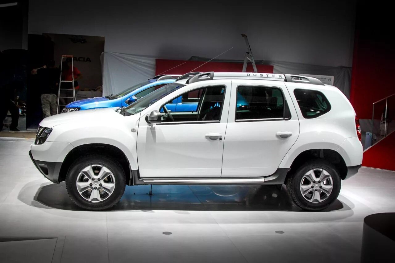 Рено дастер официальный дилер. Renault duster 2019. Дастер рестайлинг 2015. Renault duster дилерский центр. Renault duster 2018 зеленый.