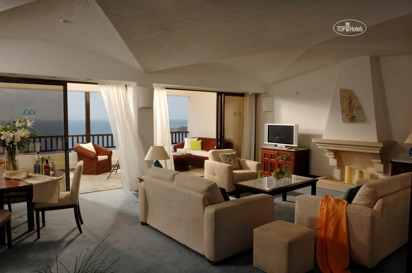 Coral beach hotel resort. Coral Beach Hotel & Resort 5*. Coral Beach Hotel & Resort 5* (Пафос). Кипр Корал Бич отель энд Резорт. Coral Beach 5 площадь.