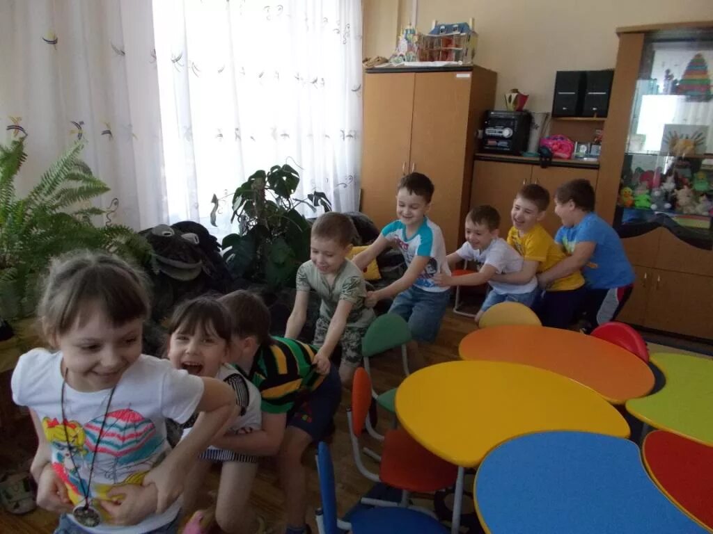 Дети в детском саду. Требуется помощник воспитателя. Детский сад 3 сказка дмитров. Дети на занятии в детском саду. Педагог и дети.